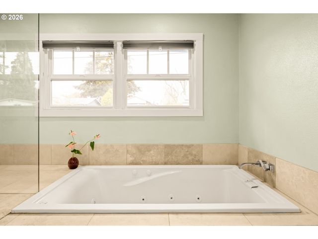 345 E GLOUCESTER St, Gladstone, OR 97027