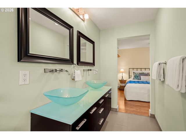 345 E GLOUCESTER St, Gladstone, OR 97027