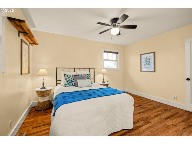 345 E GLOUCESTER St, Gladstone, OR 97027