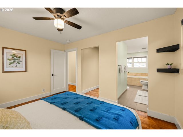 345 E GLOUCESTER St, Gladstone, OR 97027