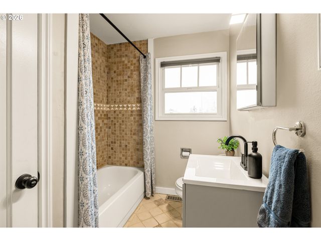 345 E GLOUCESTER St, Gladstone, OR 97027