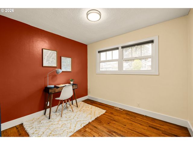 345 E GLOUCESTER St, Gladstone, OR 97027