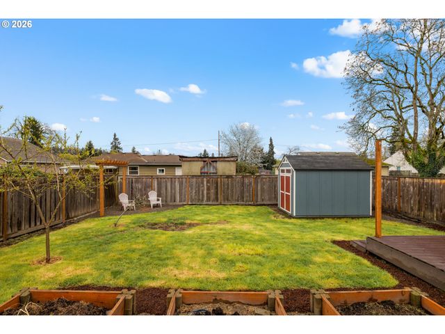 345 E GLOUCESTER St, Gladstone, OR 97027