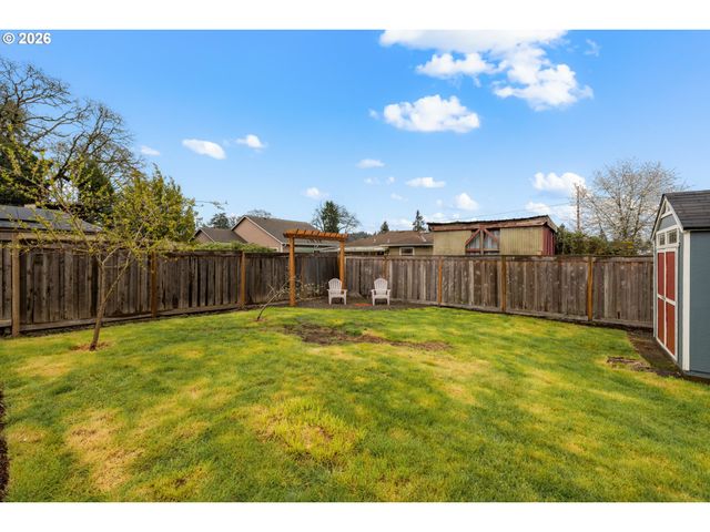 345 E GLOUCESTER St, Gladstone, OR 97027