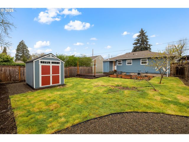 345 E GLOUCESTER St, Gladstone, OR 97027