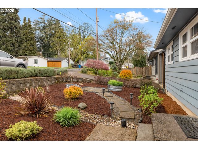 345 E GLOUCESTER St, Gladstone, OR 97027