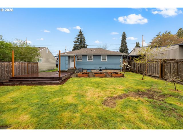 345 E GLOUCESTER St, Gladstone, OR 97027