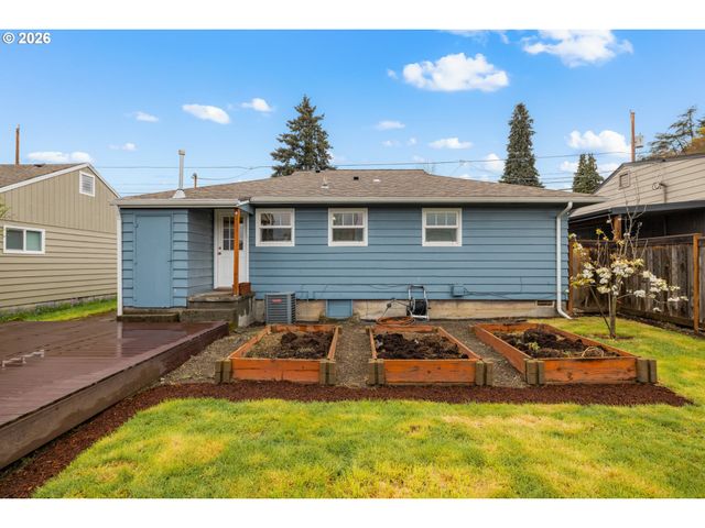 345 E GLOUCESTER St, Gladstone, OR 97027