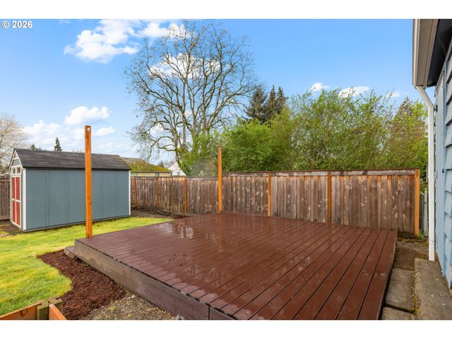 345 E GLOUCESTER St, Gladstone, OR 97027