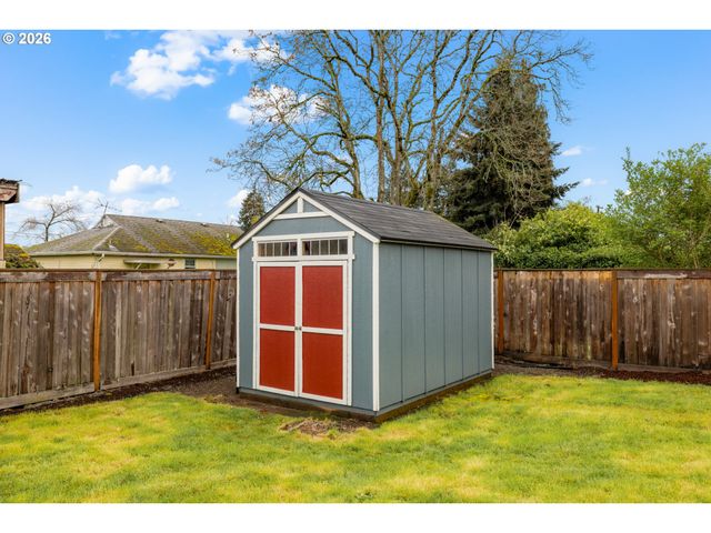 345 E GLOUCESTER St, Gladstone, OR 97027