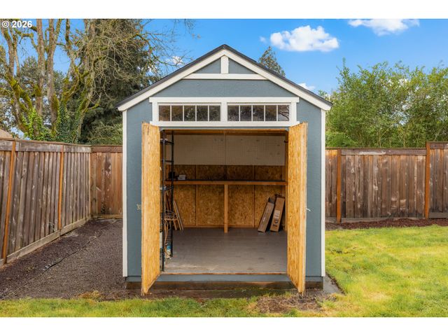 345 E GLOUCESTER St, Gladstone, OR 97027