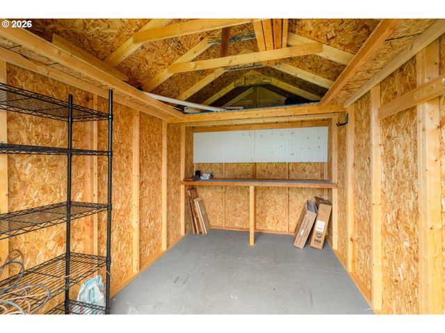 345 E GLOUCESTER St, Gladstone, OR 97027