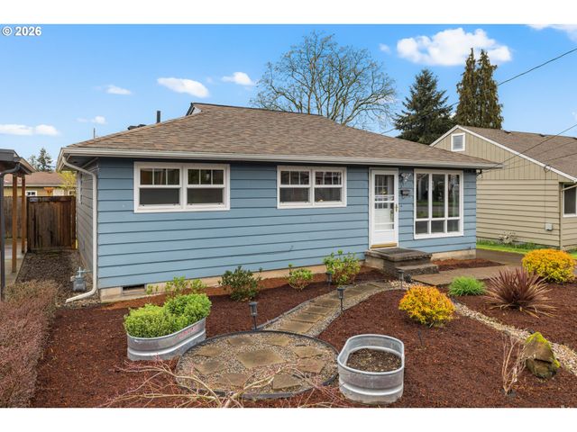 345 E GLOUCESTER St, Gladstone, OR 97027