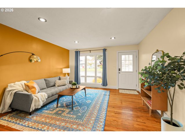 345 E GLOUCESTER St, Gladstone, OR 97027