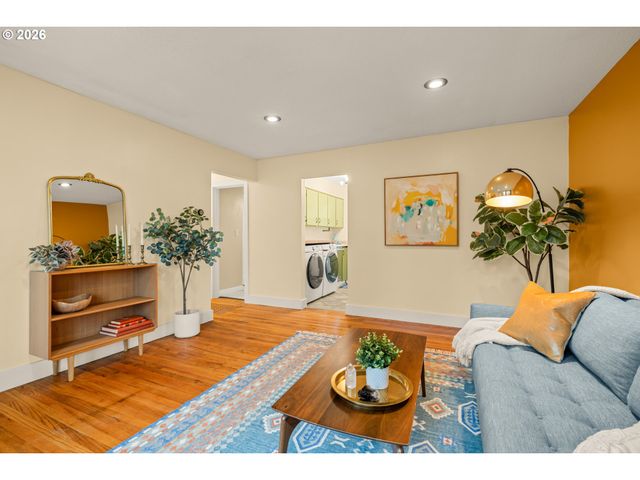 345 E GLOUCESTER St, Gladstone, OR 97027