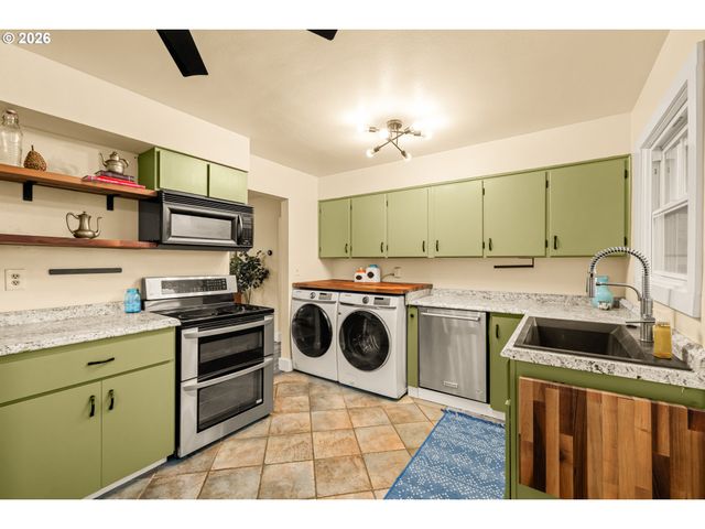 345 E GLOUCESTER St, Gladstone, OR 97027