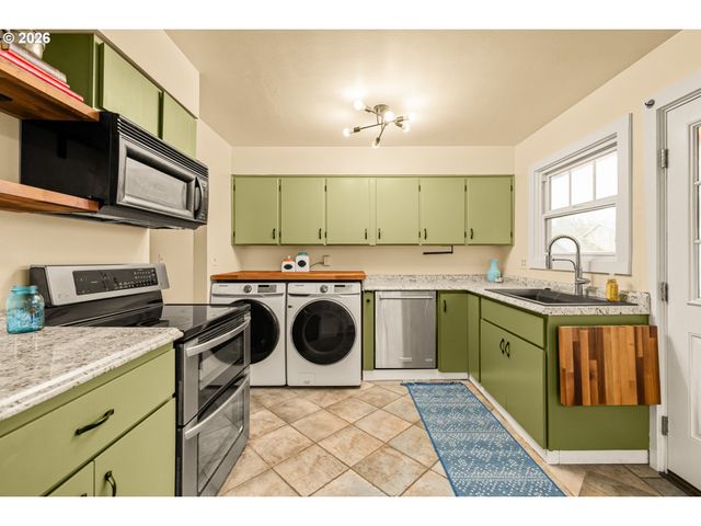 345 E GLOUCESTER St, Gladstone, OR 97027