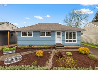 345 E GLOUCESTER St, Gladstone, OR 97027