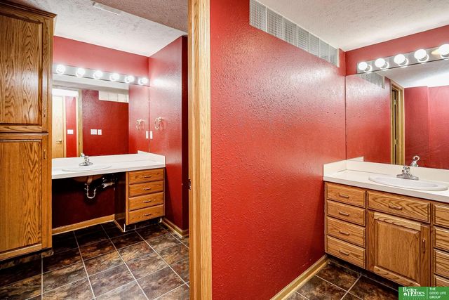 5109 Timberridge Drive, Papillion, NE 68133