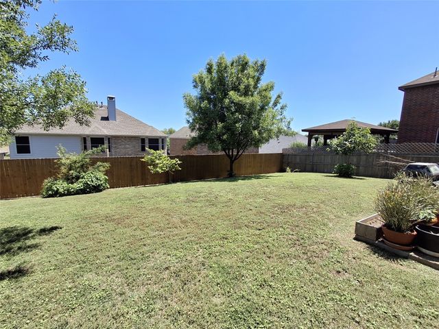 527 E Sandra Lane, Grand Prairie, TX 75052