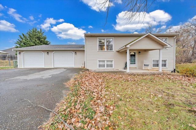 1002 Red LN, Salem, VA 24153