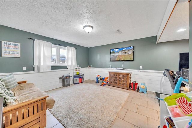 1002 Red LN, Salem, VA 24153