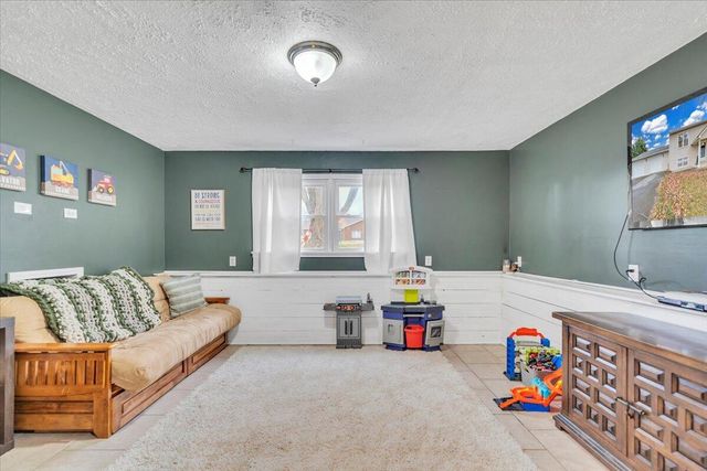 1002 Red LN, Salem, VA 24153