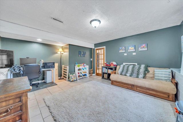 1002 Red LN, Salem, VA 24153