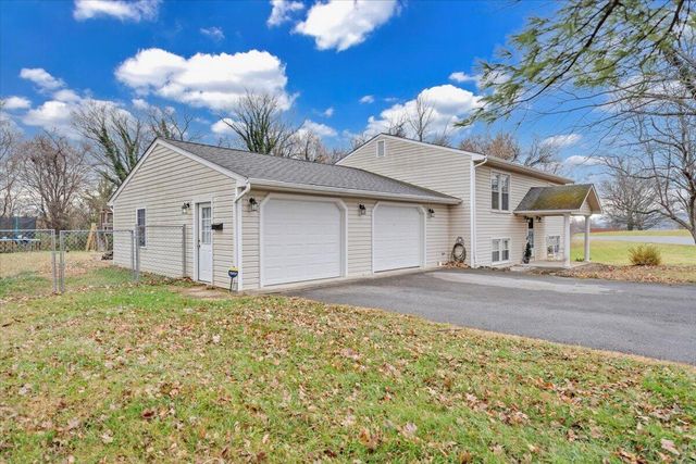 1002 Red LN, Salem, VA 24153