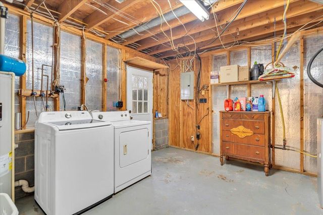 1002 Red LN, Salem, VA 24153