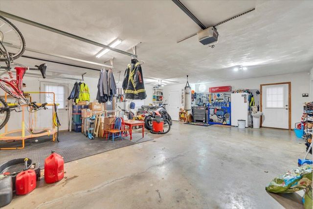 1002 Red LN, Salem, VA 24153