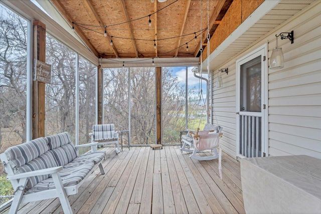 1002 Red LN, Salem, VA 24153