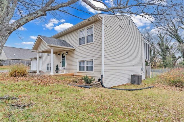 1002 Red LN, Salem, VA 24153