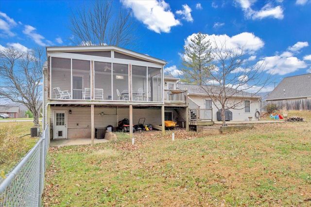 1002 Red LN, Salem, VA 24153