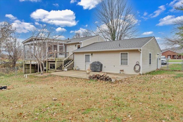 1002 Red LN, Salem, VA 24153