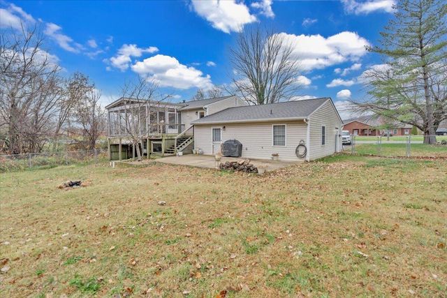 1002 Red LN, Salem, VA 24153