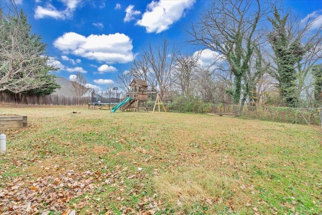 1002 Red LN, Salem, VA 24153