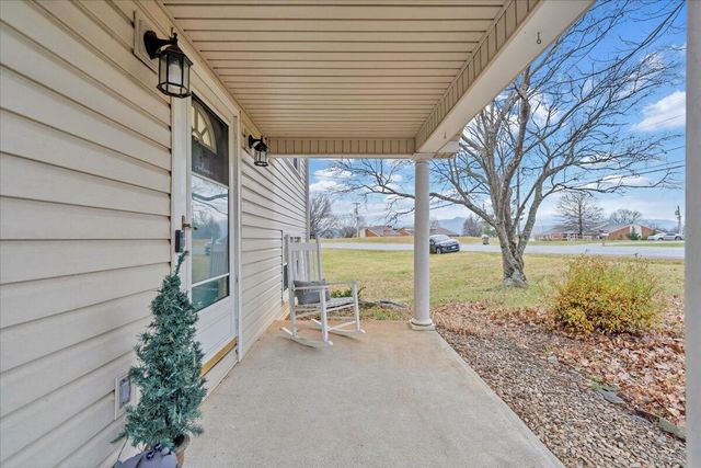 1002 Red LN, Salem, VA 24153