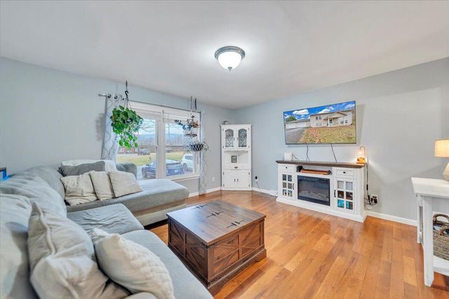 1002 Red LN, Salem, VA 24153