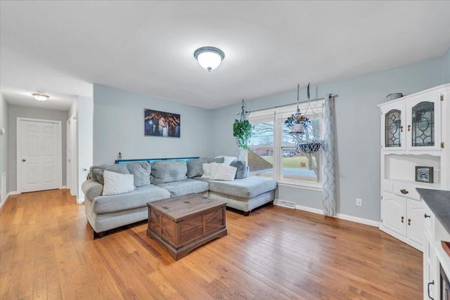 1002 Red LN, Salem, VA 24153