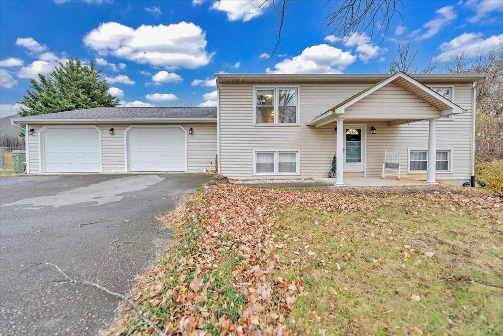 1002 Red LN, Salem, VA 24153