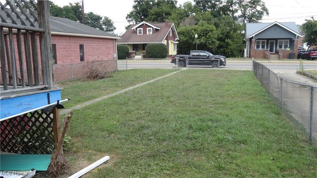 122 Carolina Avenue, Chester, WV 26034