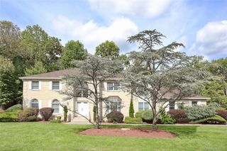 8 Ronwood Road, Chestnut Ridge, NY 10977