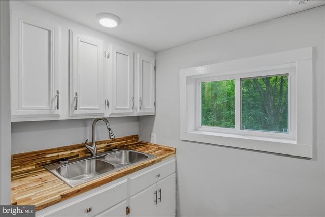 64 HOBDAY LN, Berkeley Springs, WV 25411