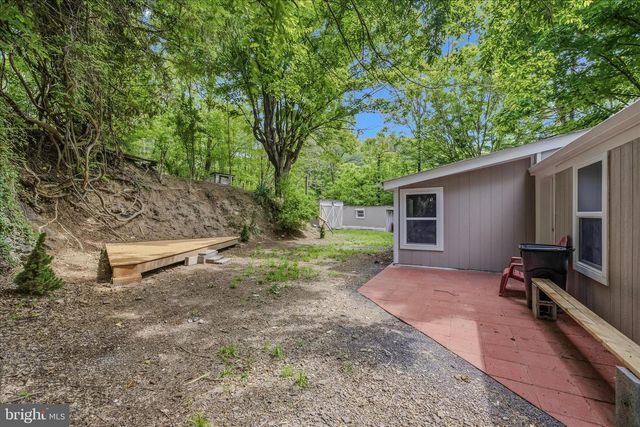 64 HOBDAY LN, Berkeley Springs, WV 25411