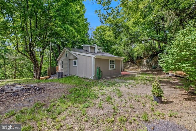 64 HOBDAY LN, Berkeley Springs, WV 25411