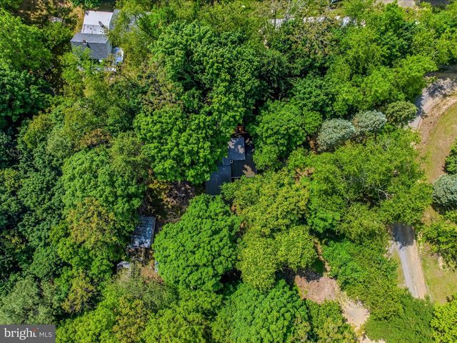 64 HOBDAY LN, Berkeley Springs, WV 25411