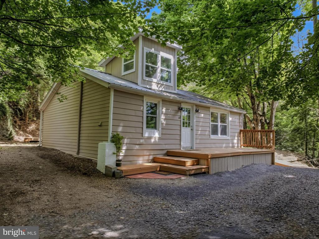 64 HOBDAY LN, Berkeley Springs, WV 25411