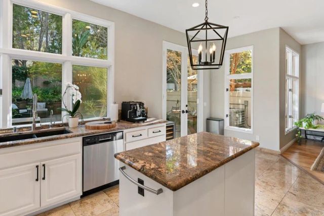 9606 Claiborne Square, La Jolla, CA 92037