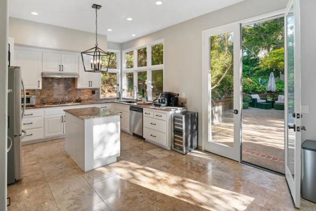 9606 Claiborne Square, La Jolla, CA 92037